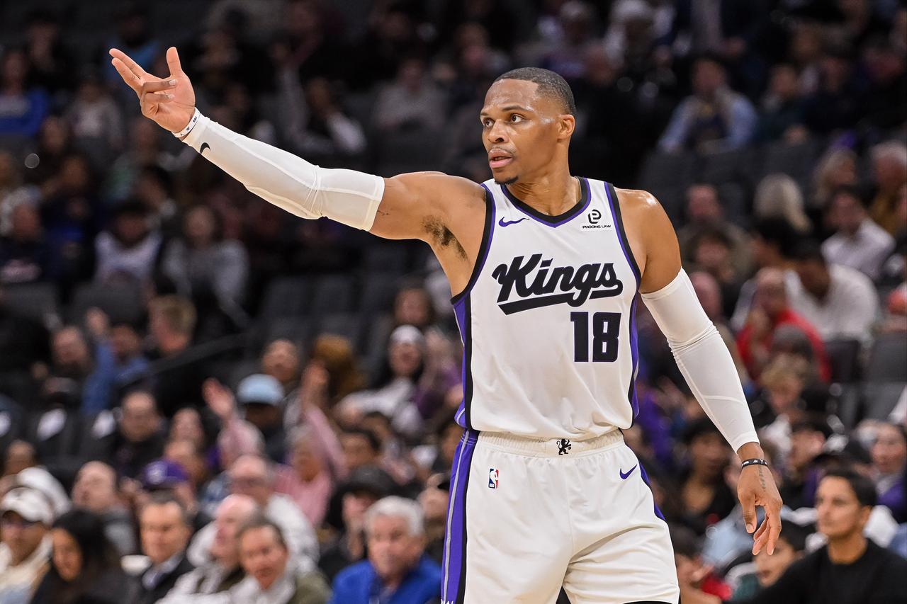 哈登：二哥，你在国王首发三场比赛中场均20+准三双，为啥又替补了，还那么少时间？