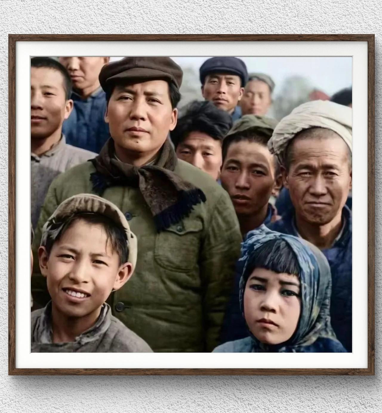 1943年，毛主席同延安人民群众一起欢度春节的照片。那时穿的衣服很朴素，可是一点