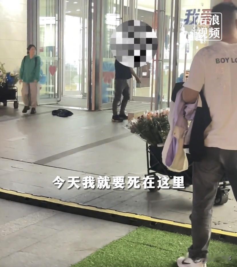 江苏常州，一商场门前，一名男子在门口摆摊卖花，保安见状便上前劝离，见男子不走，便