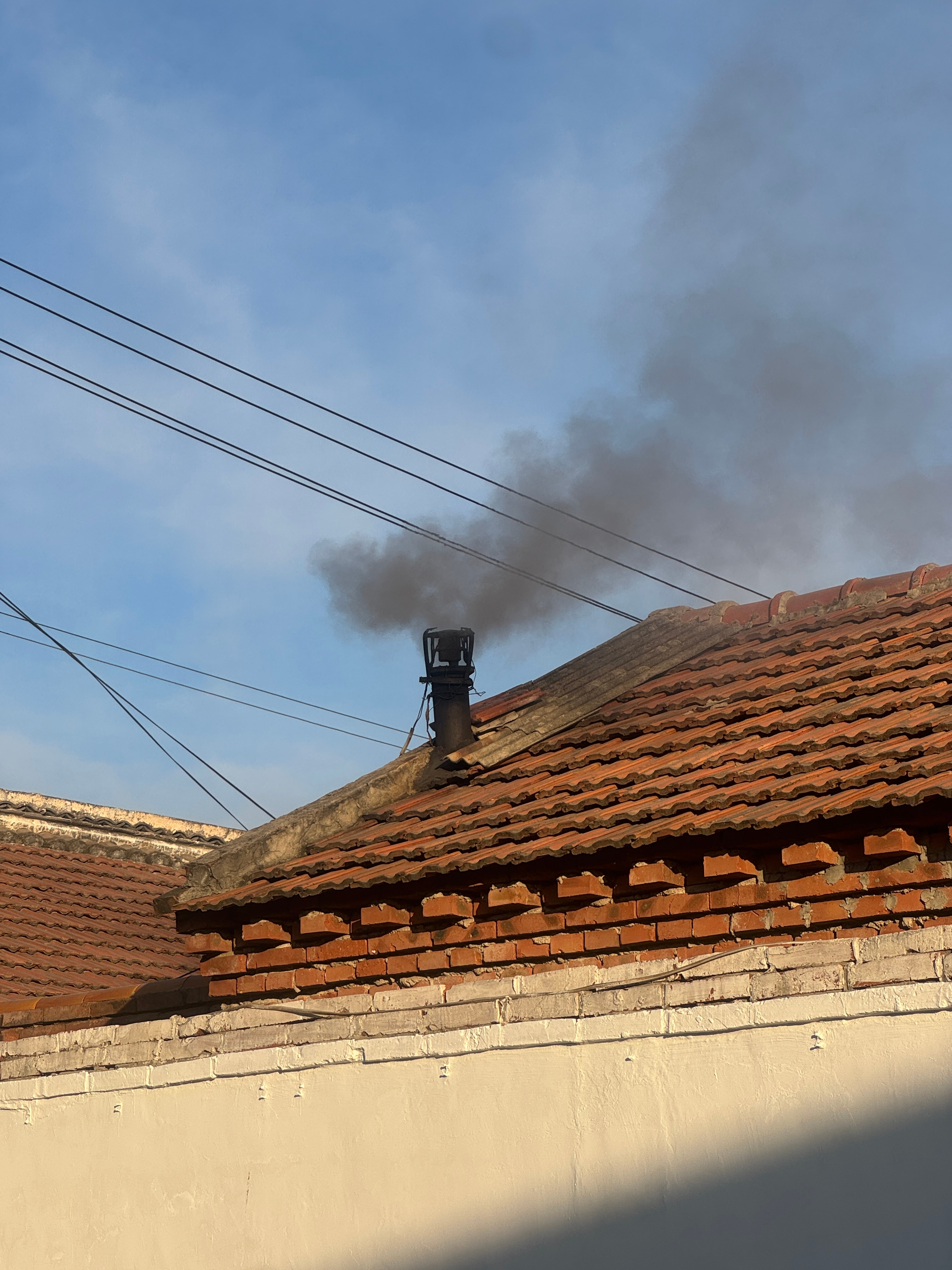 住在村里也有很多麻烦比如我这个奇葩邻居小郭的小院改造 别人村里做饭烧柴，他家烧垃