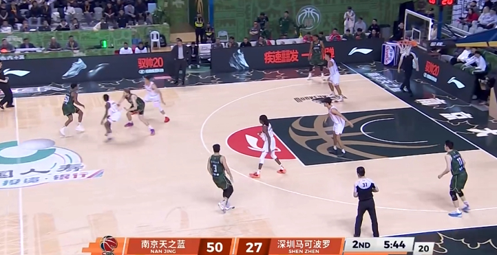 我是很奇怪的，南京队三分那么准，为啥深圳队防转换要么是联防落位，要么离人家老远？