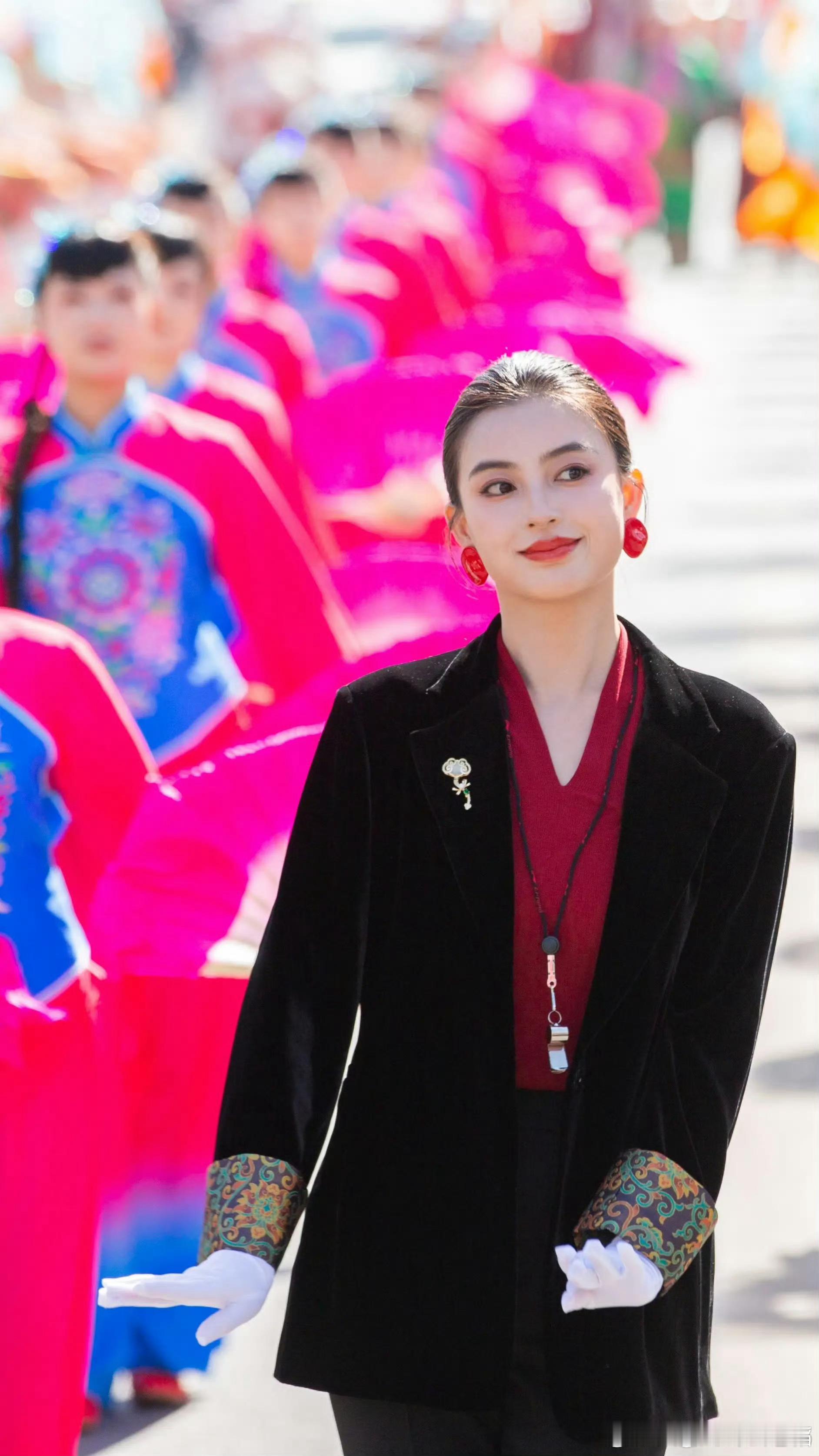 米脂秧歌女指挥高梦瑶真的是美出天际米脂县被称为“美女县”（或“美人县”），传说就