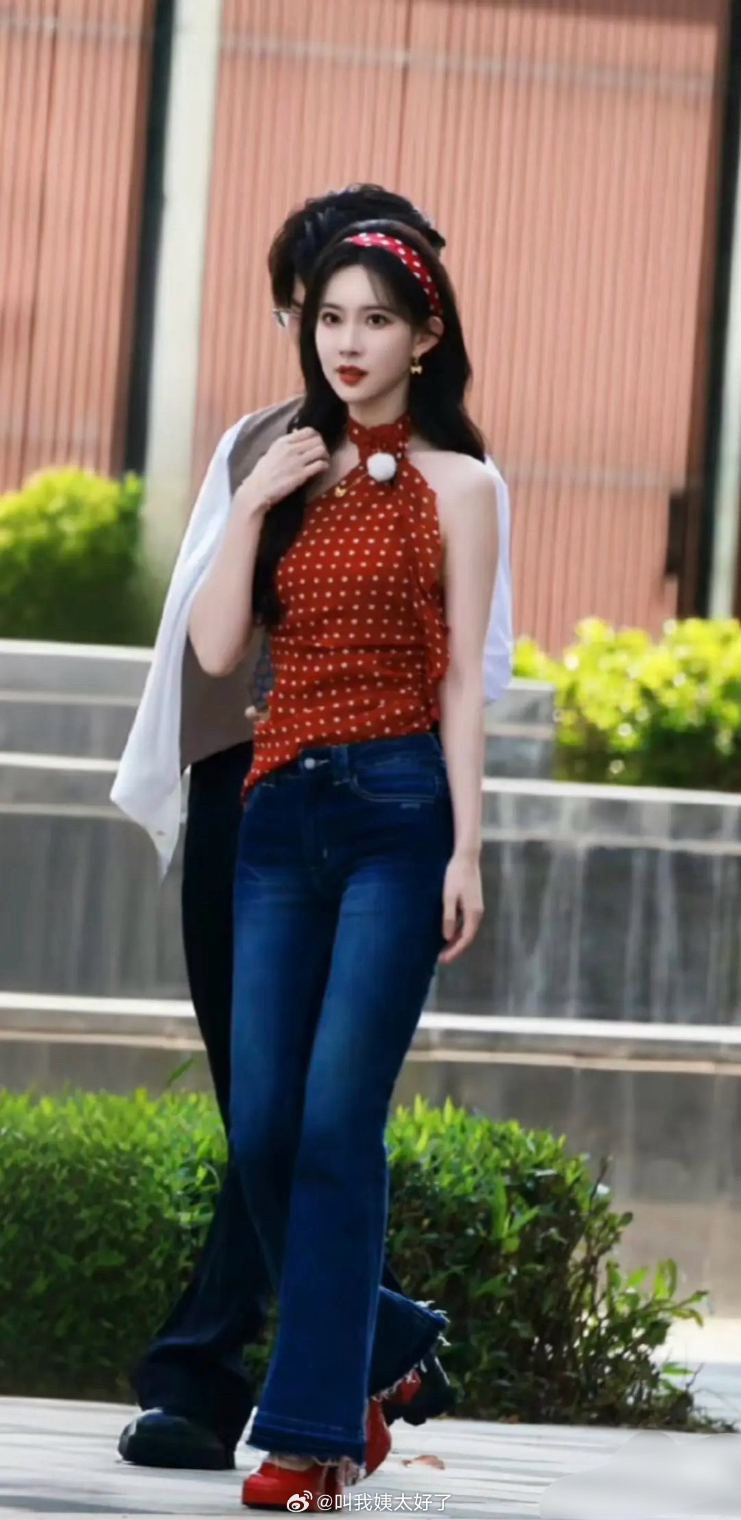 今天跑男的路透图，白鹿VS孟子义，更能get到谁？白鹿留洋大小姐造型奔跑吧路透