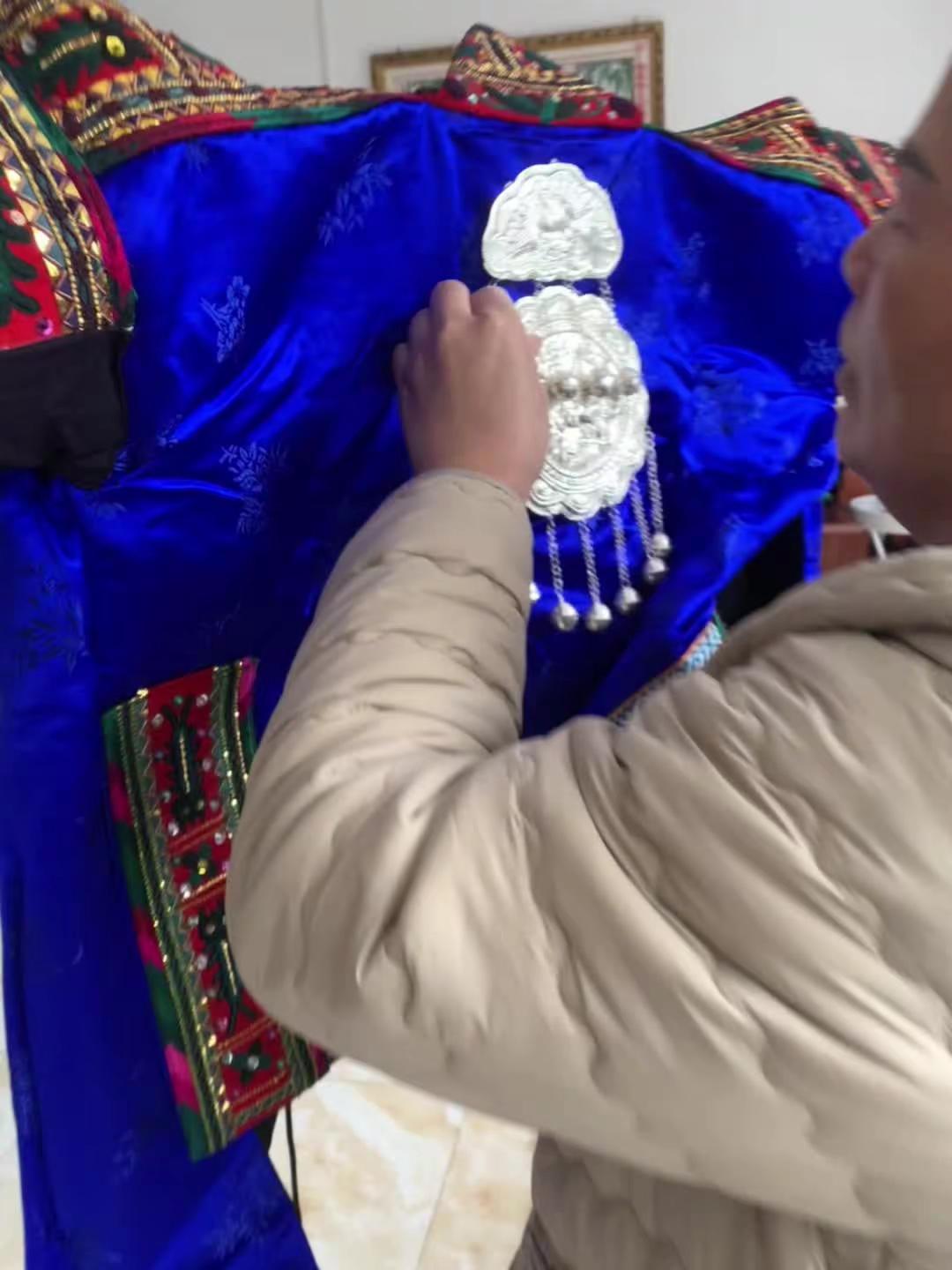 看着妈妈低头捻线的样子，就知道这衣服里藏着多少爱。少数民族风情少数民族