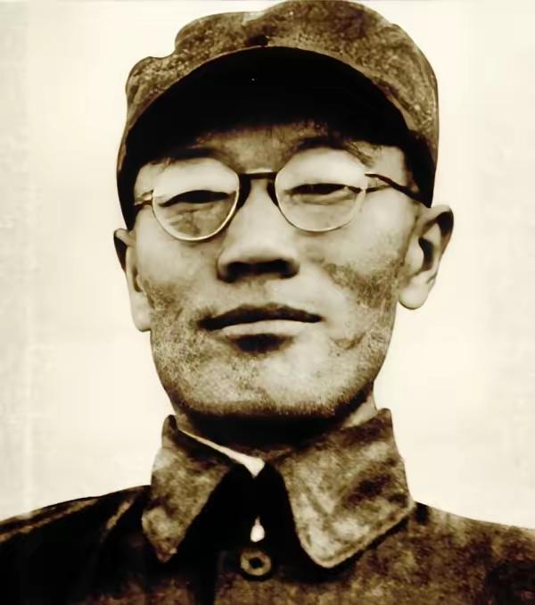 1942年，蒋介石本想秘密处决万毅，却被万毅觉察到，于是，就趁守卫不备逃了出来，