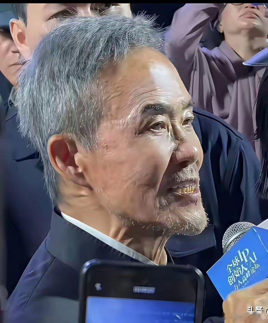 王石和迟重瑞，年龄几乎一样，都是75岁左右，王石天天健身，从全马到登珠峰，到健身