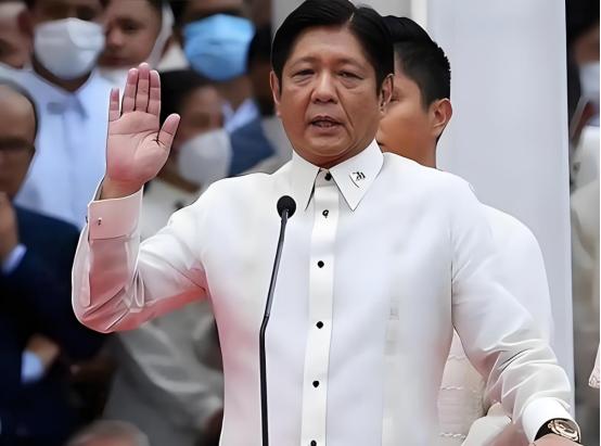 日本的头号帮手已到位，飞机冲向中国领空！高市早苗：日本很冷静
高市的确出发访问美