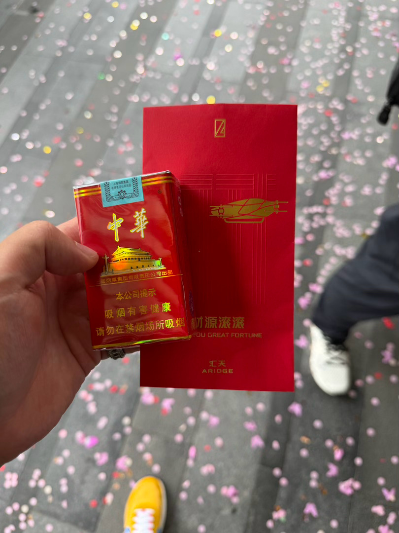 李杰灵当婚车司机收到红包5号婚车 我小刘 也拿到了 沾沾喜气  ​​​