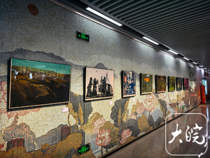 【#合肥地铁里也能看艺术展了##万能的合肥地铁#】地铁里也能看艺术展了。8月12