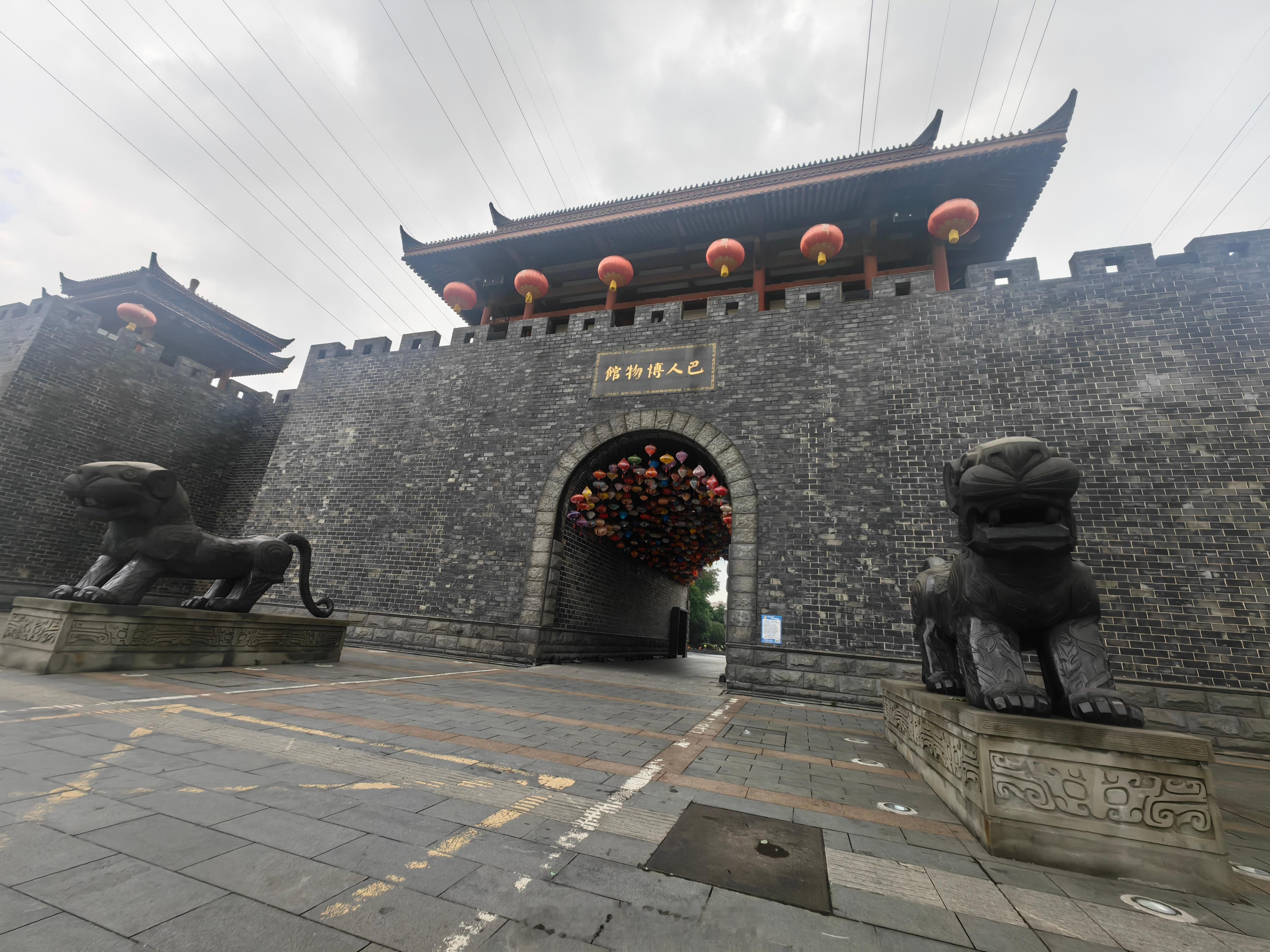 参观巴人博物馆 