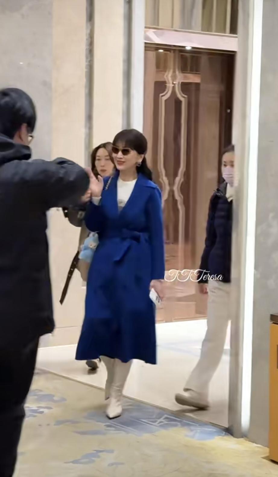 12月28日，赵雅芝现身！快73岁啦，身材还是这么苗条婀娜！蓝色大衣，白色长靴，
