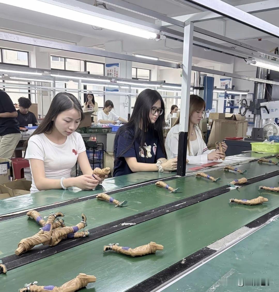 对面三个大学生现状，现在大学生都不好找工作了吗？