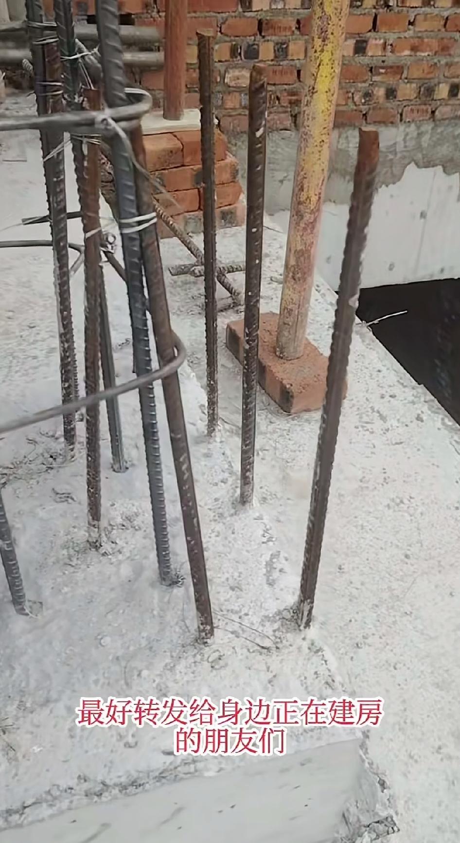 上下柱筋错位达6公分，全部往一侧掰正可行吗？
不清楚是在振捣一楼门廊柱混凝土时，