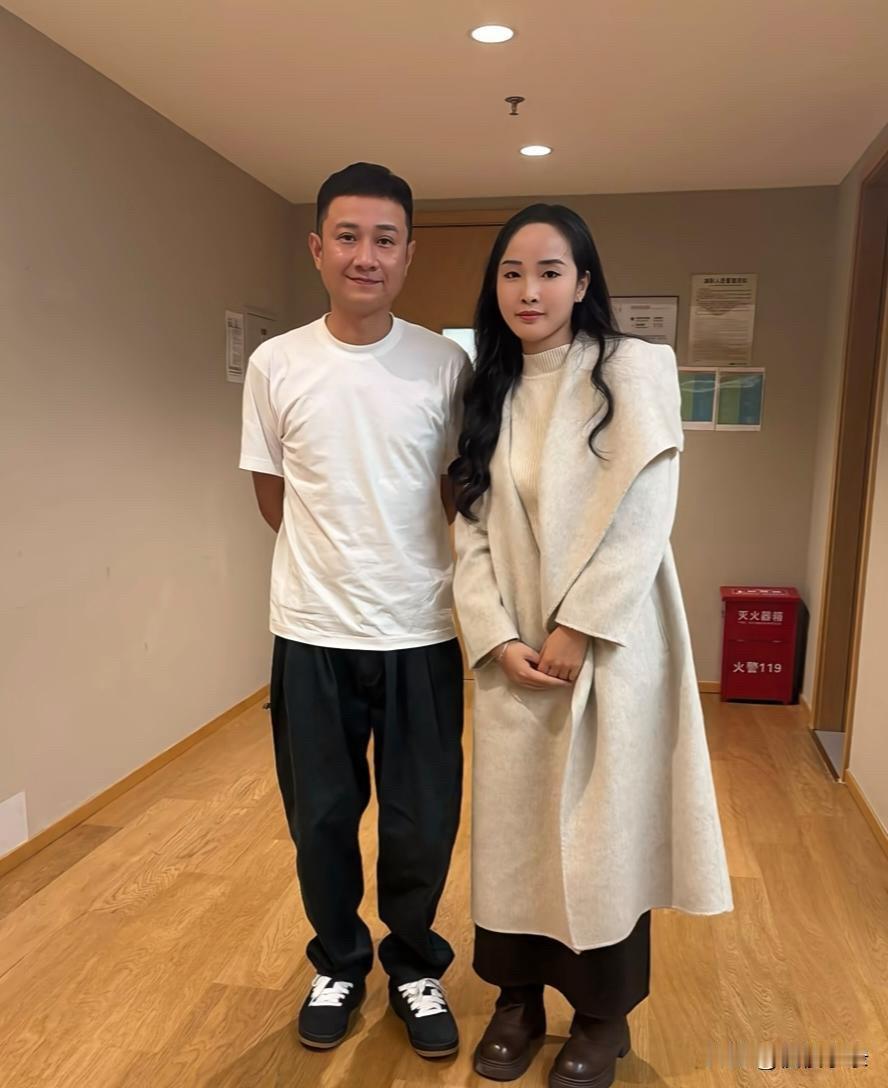 42岁文章和一位女粉丝合照，他的身材胖了好多，个子挺矮的，面相好慈祥，颜值大不如