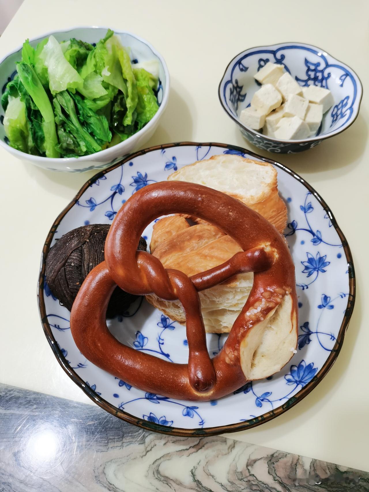 健康视力8个好习惯:
早起看远三分钟，
工作25分钟看20米外20秒，
每天练习