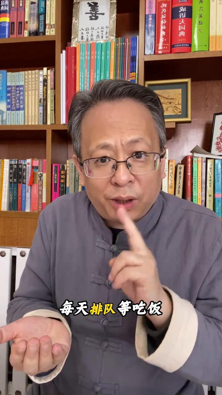 北京有家烤鸡店最近可是火了，并不是因为鸡做的好吃，是因为门口有几十只流浪猫每天排