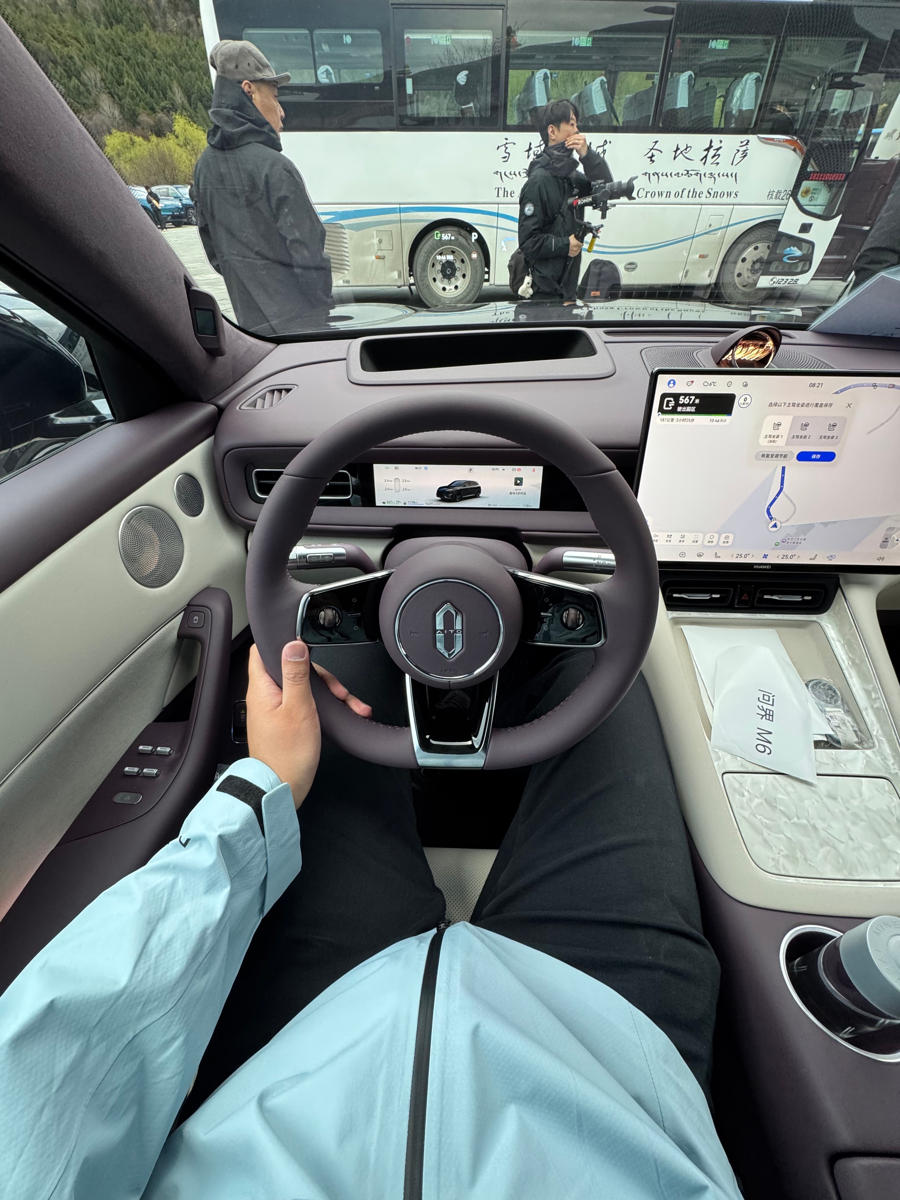 每款外观内饰颜色都拍了大家觉得哪个组合最好看？我选的是流光青配紫慕白，太漂亮问界