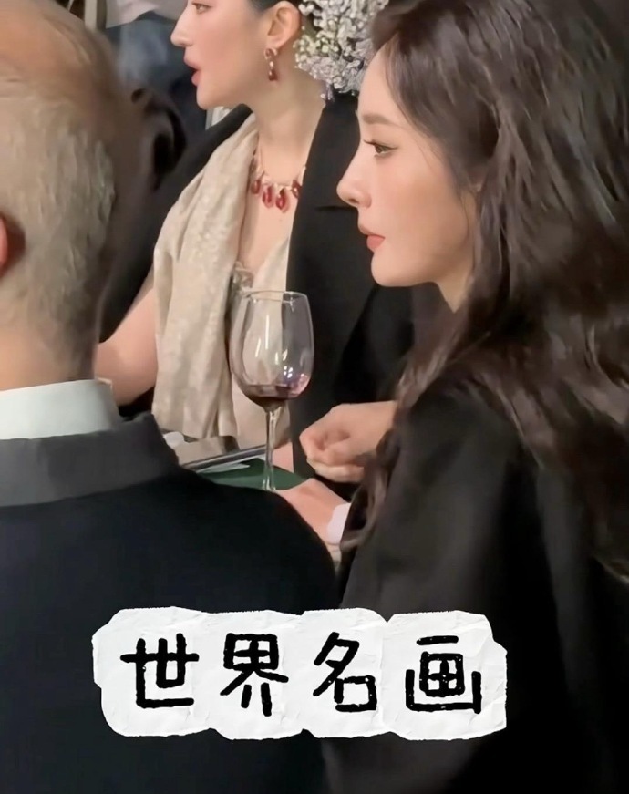 刘亦菲和杨幂同框照，这侧颜绝了，骨相老优越了。 