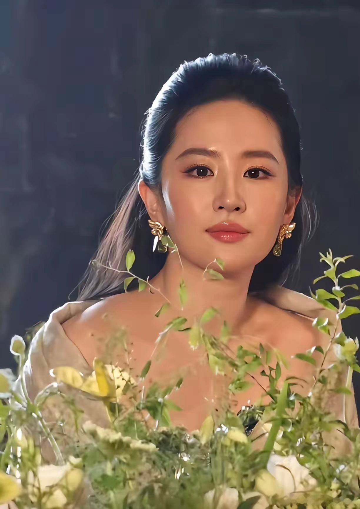 刘亦菲结不结婚，我不评价，但有一点我是真服气，她那个状态真是没法挑。38岁了，每