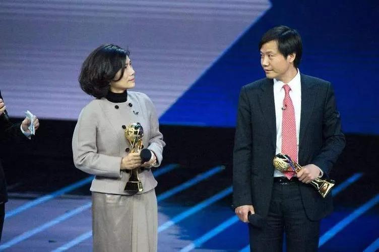 杨澜曾问雷军：我听说你在30多岁就实现了财务自由，那你为什么还要选择创业做手机呢