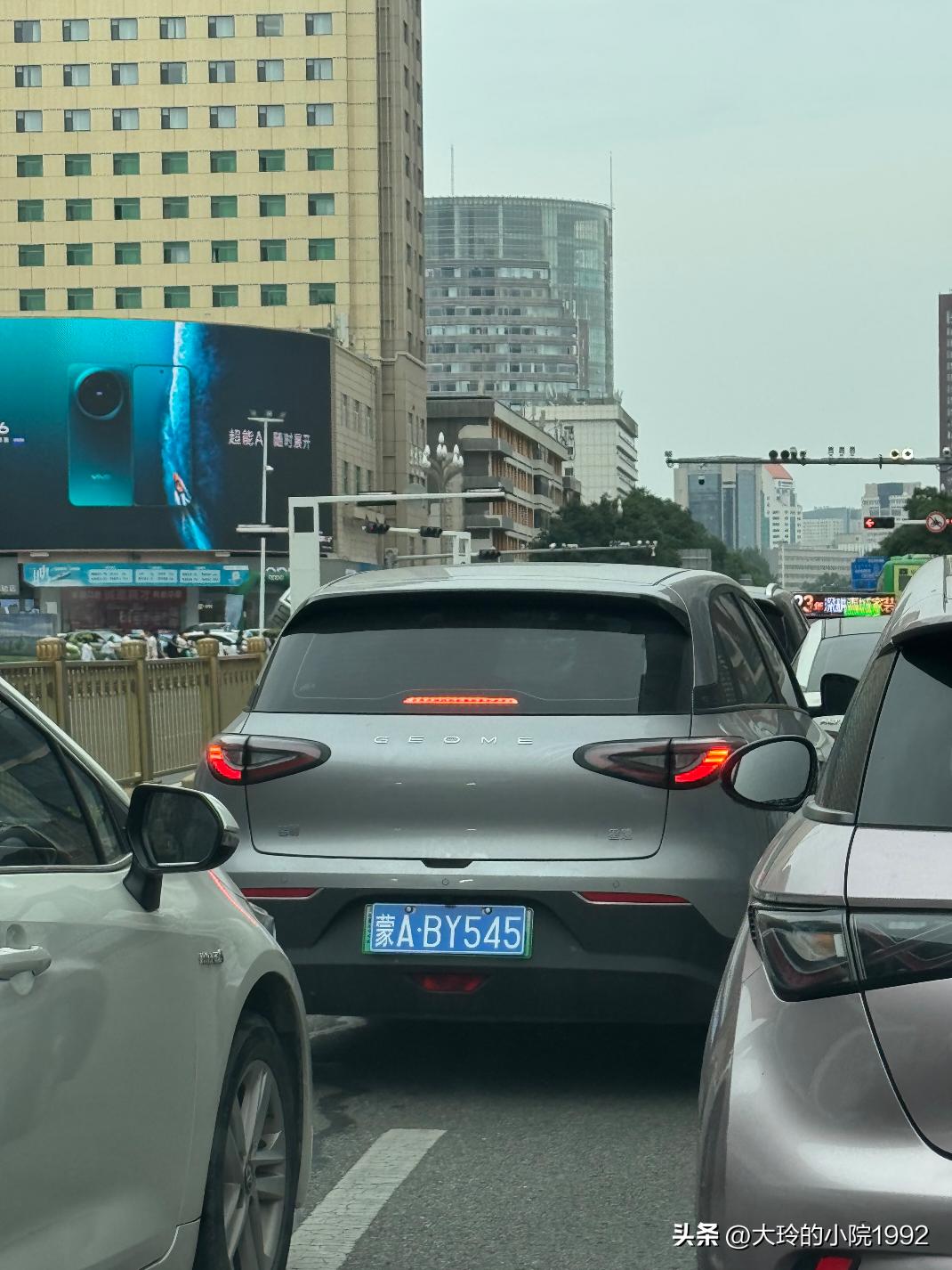 在呼和浩特看见这款小电车，我记得这款车是应该是电车，难道它是下地库就变成蓝牌出来