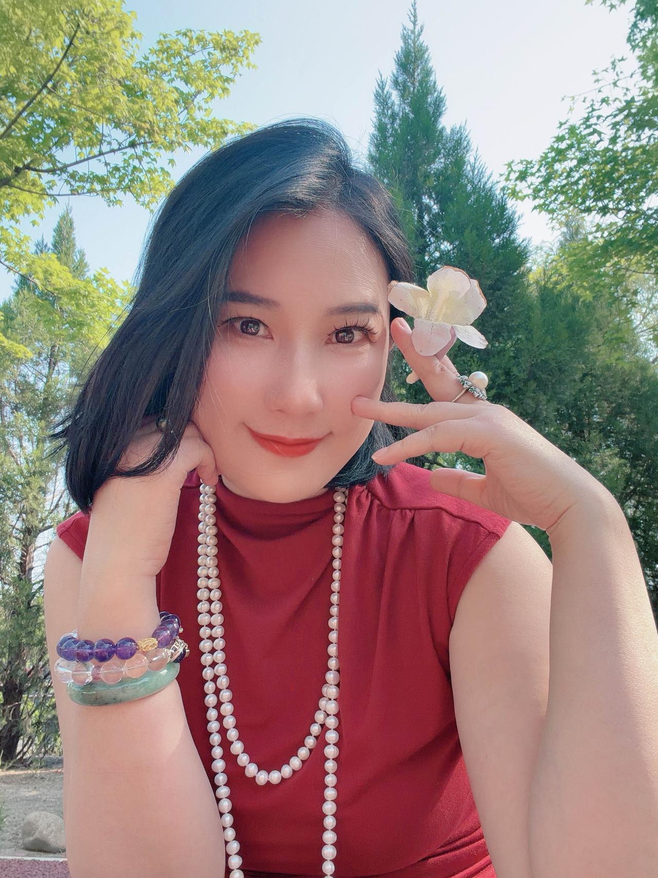 今日份珠宝穿搭来啦，珍珠和水晶混搭哦[呲牙]顺便把地上的梧桐花也戴头上啦[害羞]