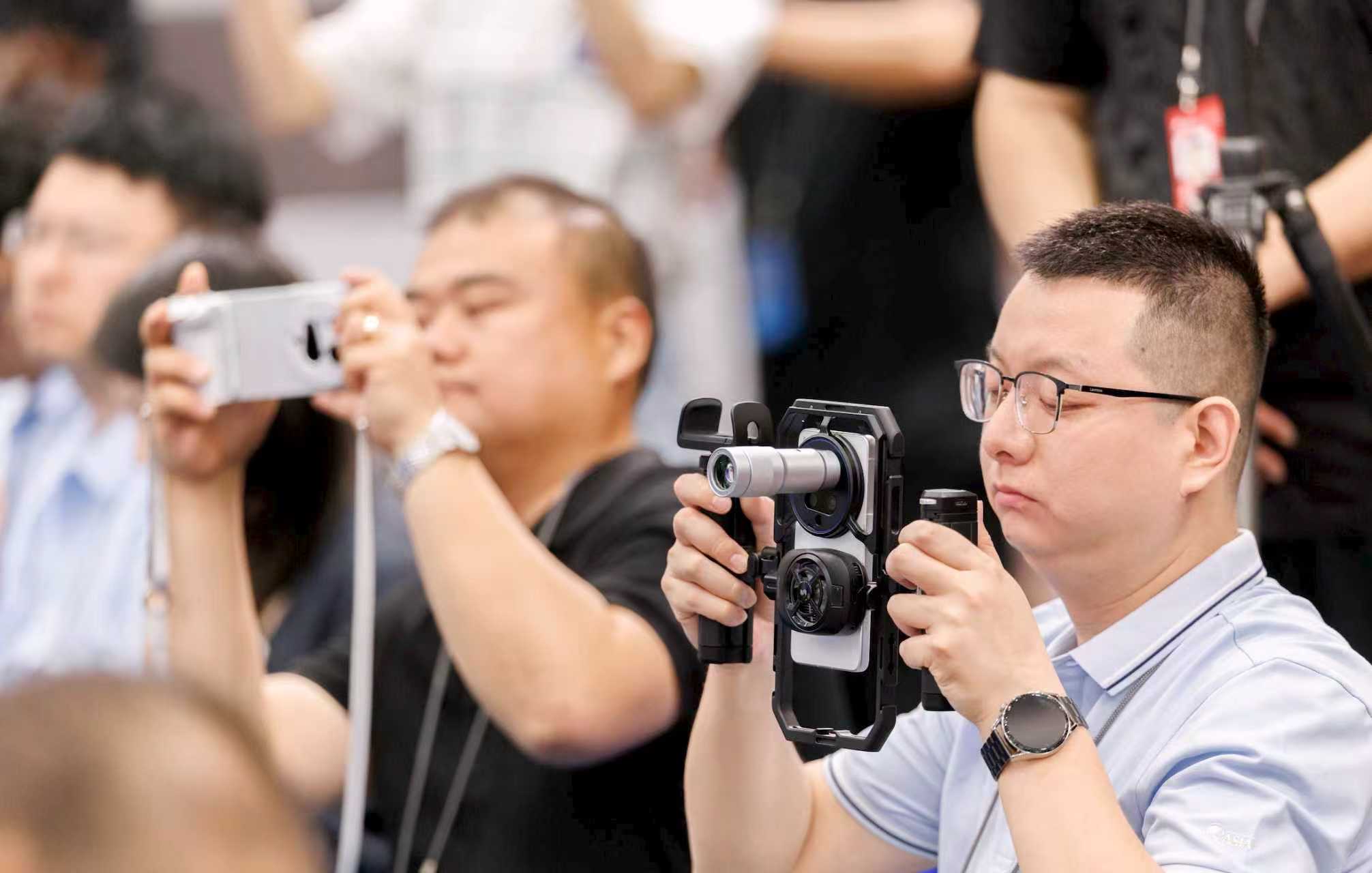 在今年的 博鳌亚洲论坛2026年年会 现场 发现了一个极其魔幻又硬核的现象！前线