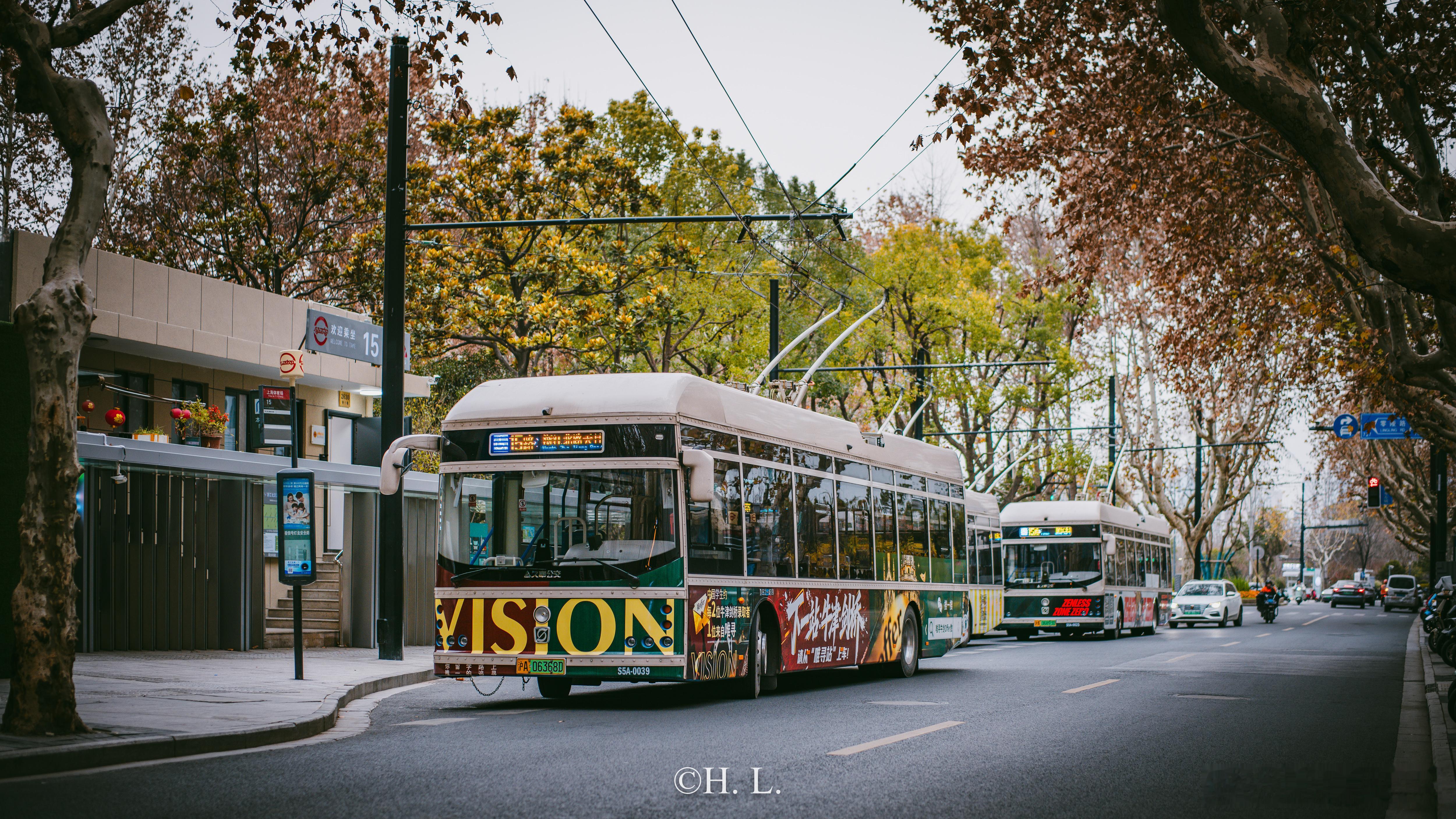 无轨电车新广告，唯寻留学。这是个英国留学机构，广告做在15 20 24路。 