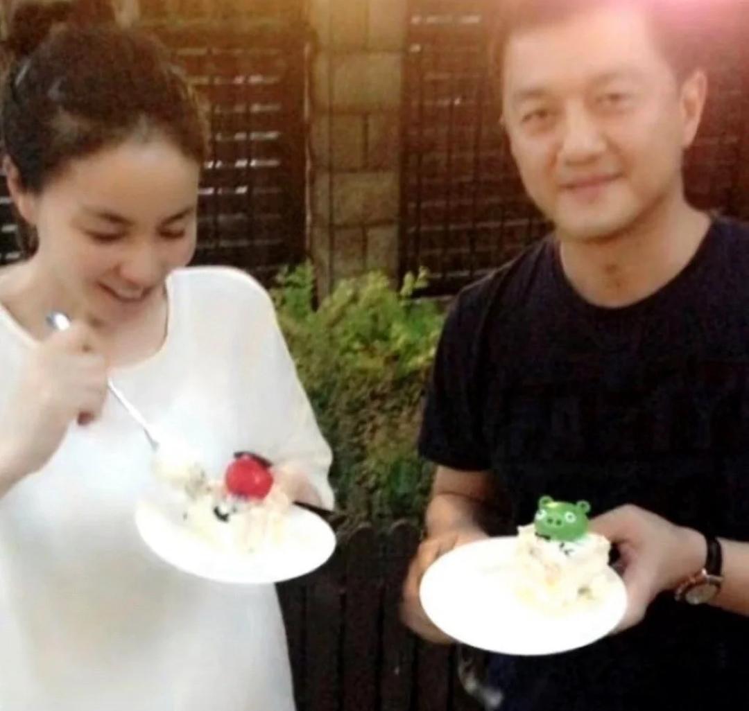 这是王菲以前和李亚鹏在一起时拍的甜蜜照片，能看出李亚鹏更爱王菲多一点，与王菲在一