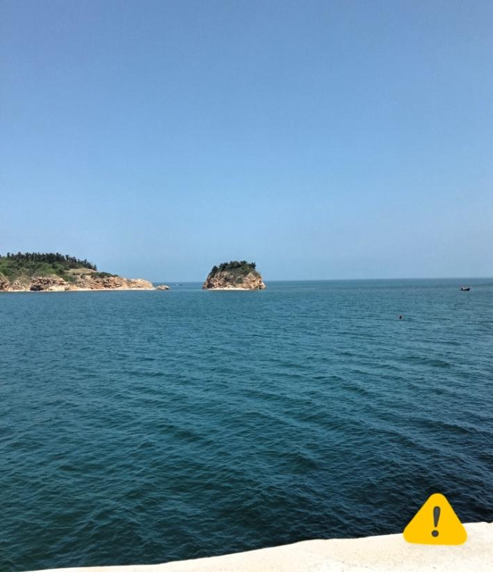 今天特意早起赶来看海，站在护栏边望着海里这座小岛。最近烦心事堆在一起，总觉得喘不