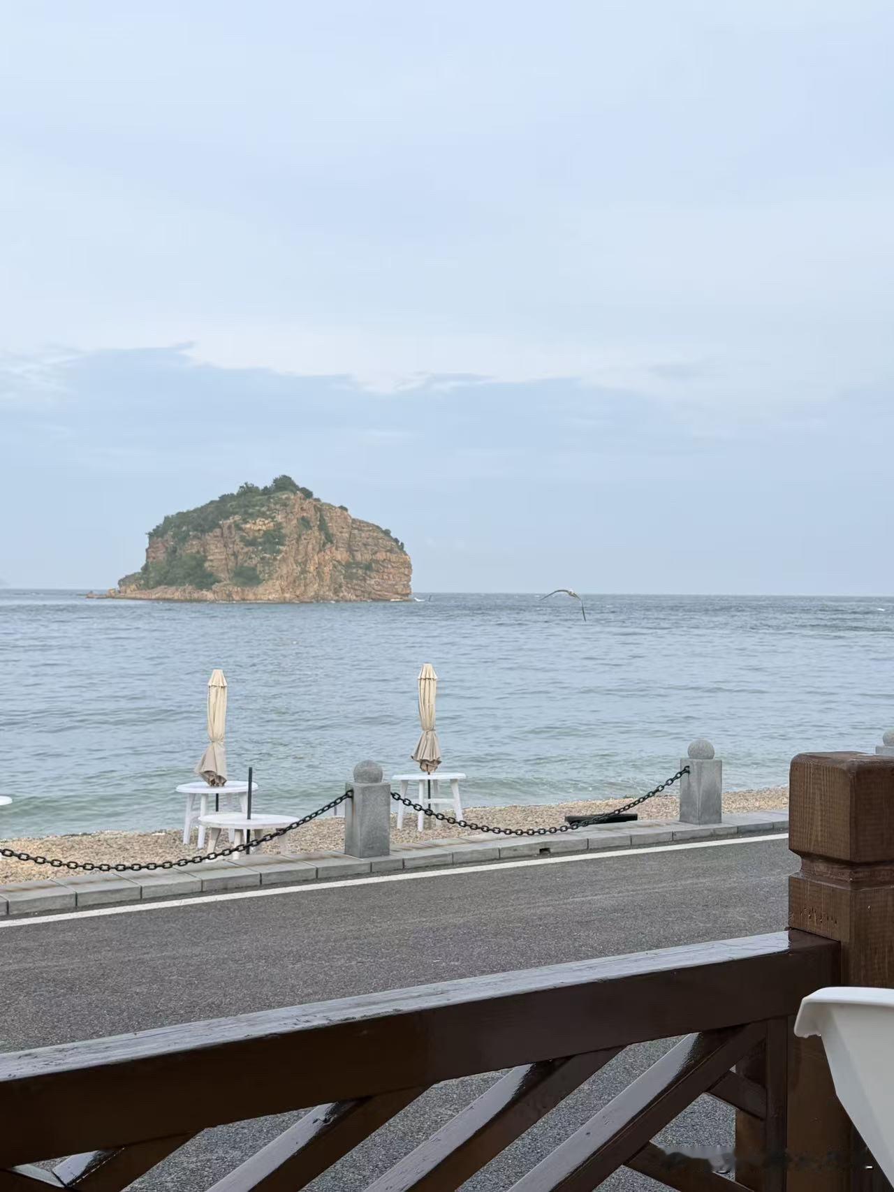 大连和青岛都是海滨城市。
大连话是胶辽官话里带着东北的豪爽。
青岛话是山东腔加海