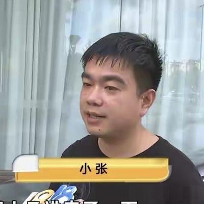 浙江宁波，男子和女友入住一家酒店，两人脱光衣服正在温存时，房间门突然打开有人闯入