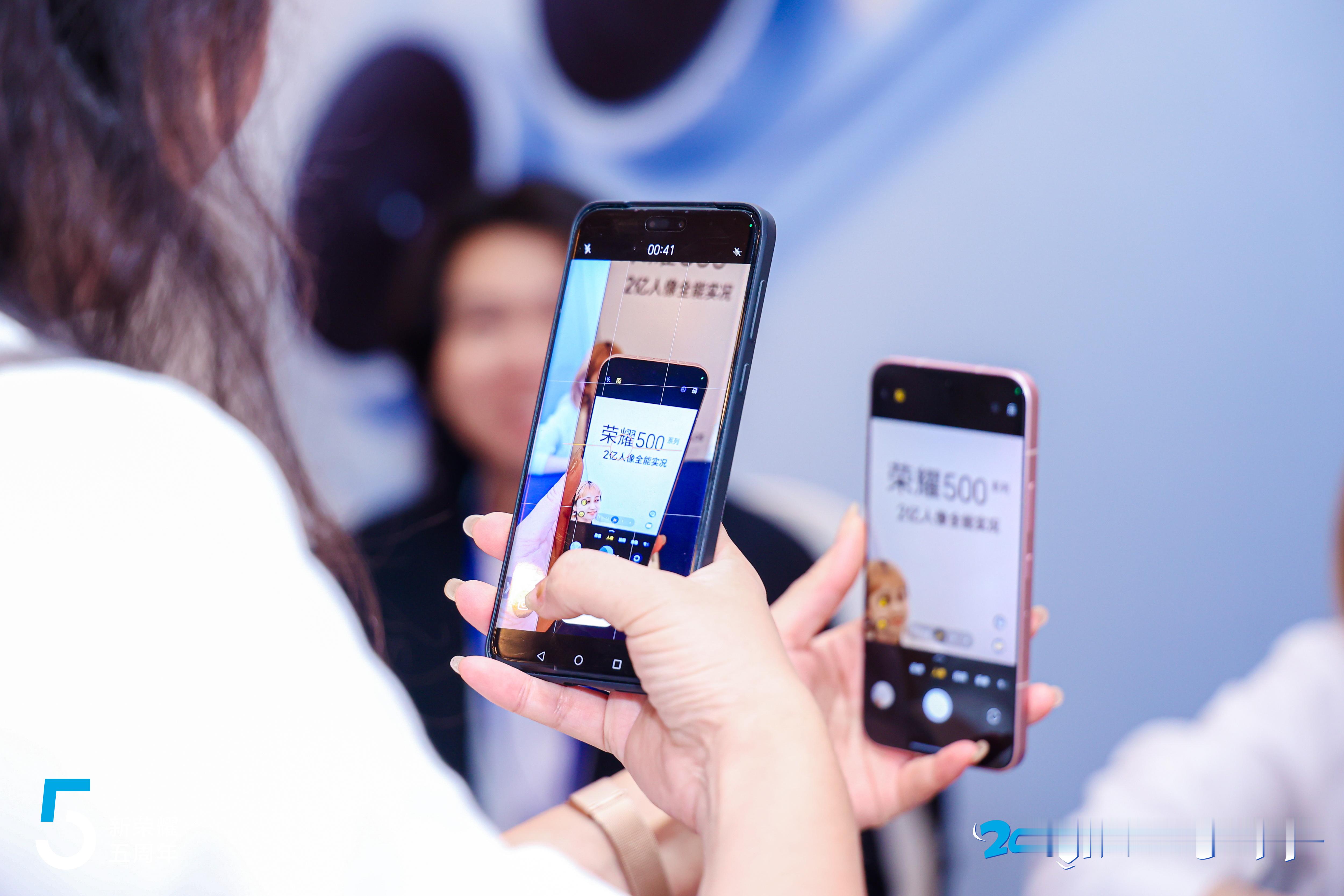 在2025荣耀用户嘉年华中，真的被荣耀的诚意暴击！荣耀ROBOT PHONE手板