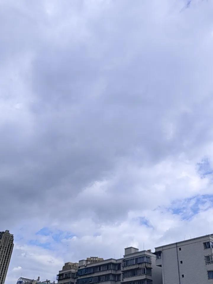 昆明的天空确实常常给人带来惊喜。就像我看到的这次，一半阴云一半白云，这景象太少见
