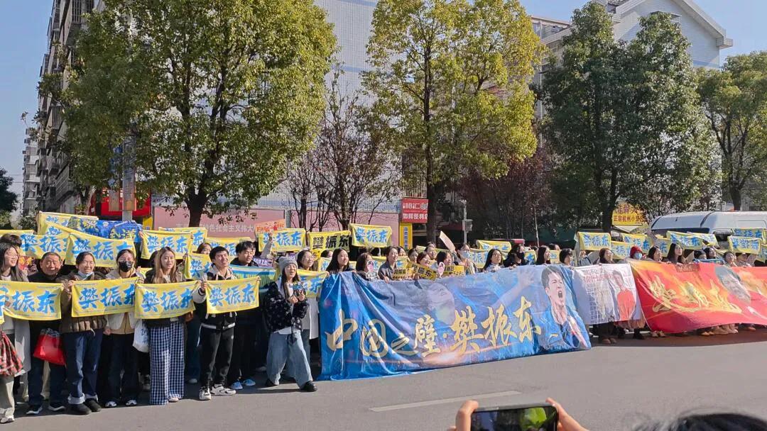 星哥星姐给够樊振东排面，给力！
也学会了尊重，远远的喜欢，给支持和鼓励，看着东哥