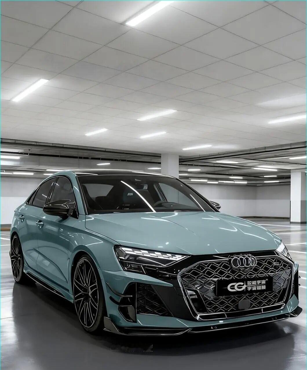 不夸张 这颜色帅炸了！这哈维斯蓝真不是随便的蓝！
连车门的折线都显精致
小钢炮的