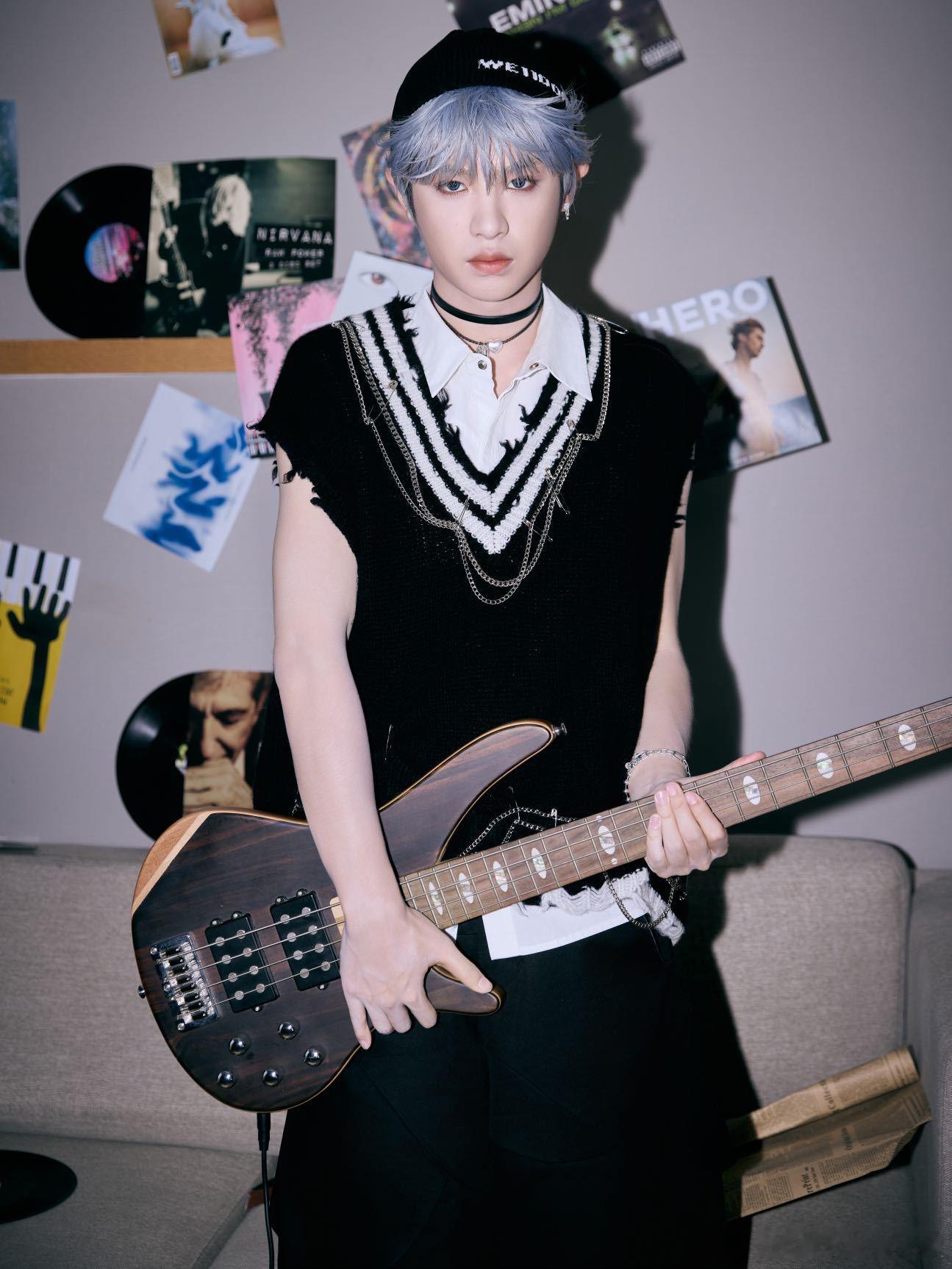 #爱豆黄明昊限定回归#黄明昊的蓝发造型太可爱的，蓝发爱豆小贾又回归喽，夏日感满满