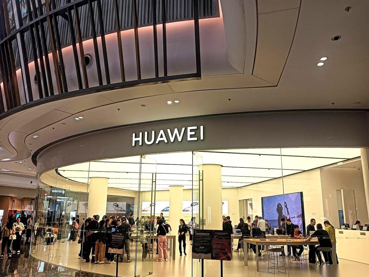 朋友圈都刷疯了，说免税店跟不要钱似的。
乌泱乌泱全是人，排队买手机，苹果华为的柜