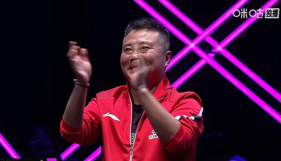 陈幸同在决胜局超级逆转后，

场外指导郑长弓比同同开心！