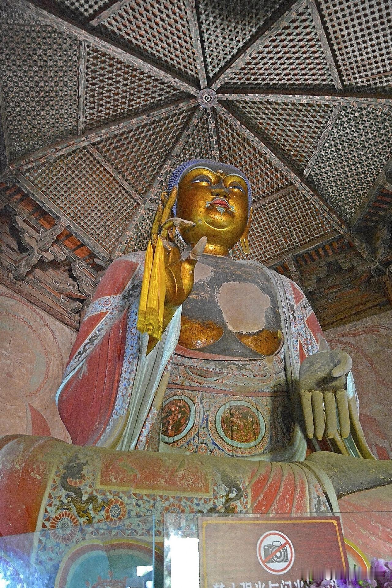 国内独一无二长胡子的大佛，藏在应县木塔
走进应县木塔一层，迎面就是这尊高达11米