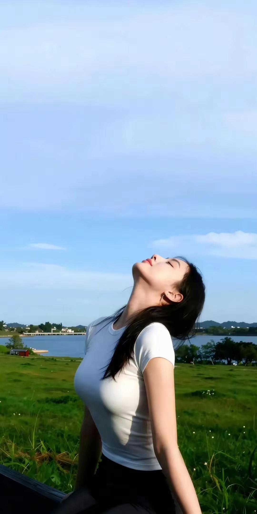 阳光明媚，女孩在草地上享受美好时光。
