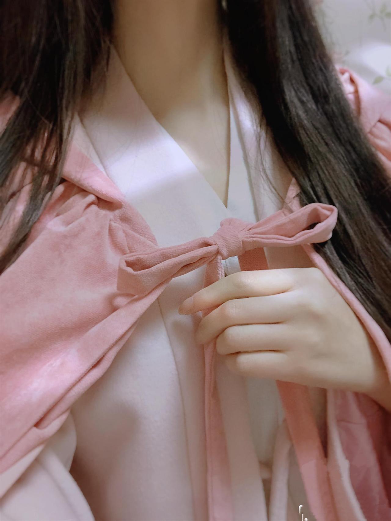 ‌

夜静书窗冷，灯残影自孤。吹灭读书灯，一身都是月。清辉漫洒，银汉迢迢，独对空