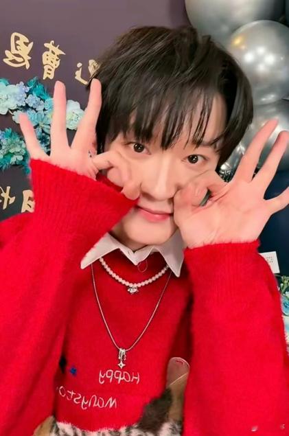 生日直播曹恩齐简直有着无限能量，21连拍毫不费力，动作潇洒又流畅，每一组比心和小