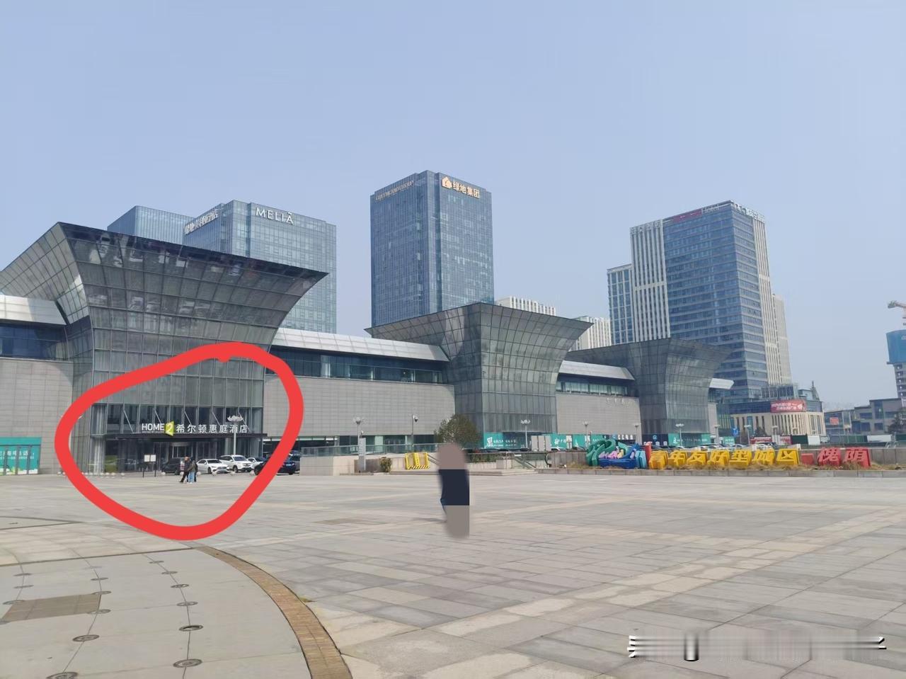 西站东广场惠庭酒店这是撤围挡了？

地铁6号线围挡区西侧部分也撤掉了…