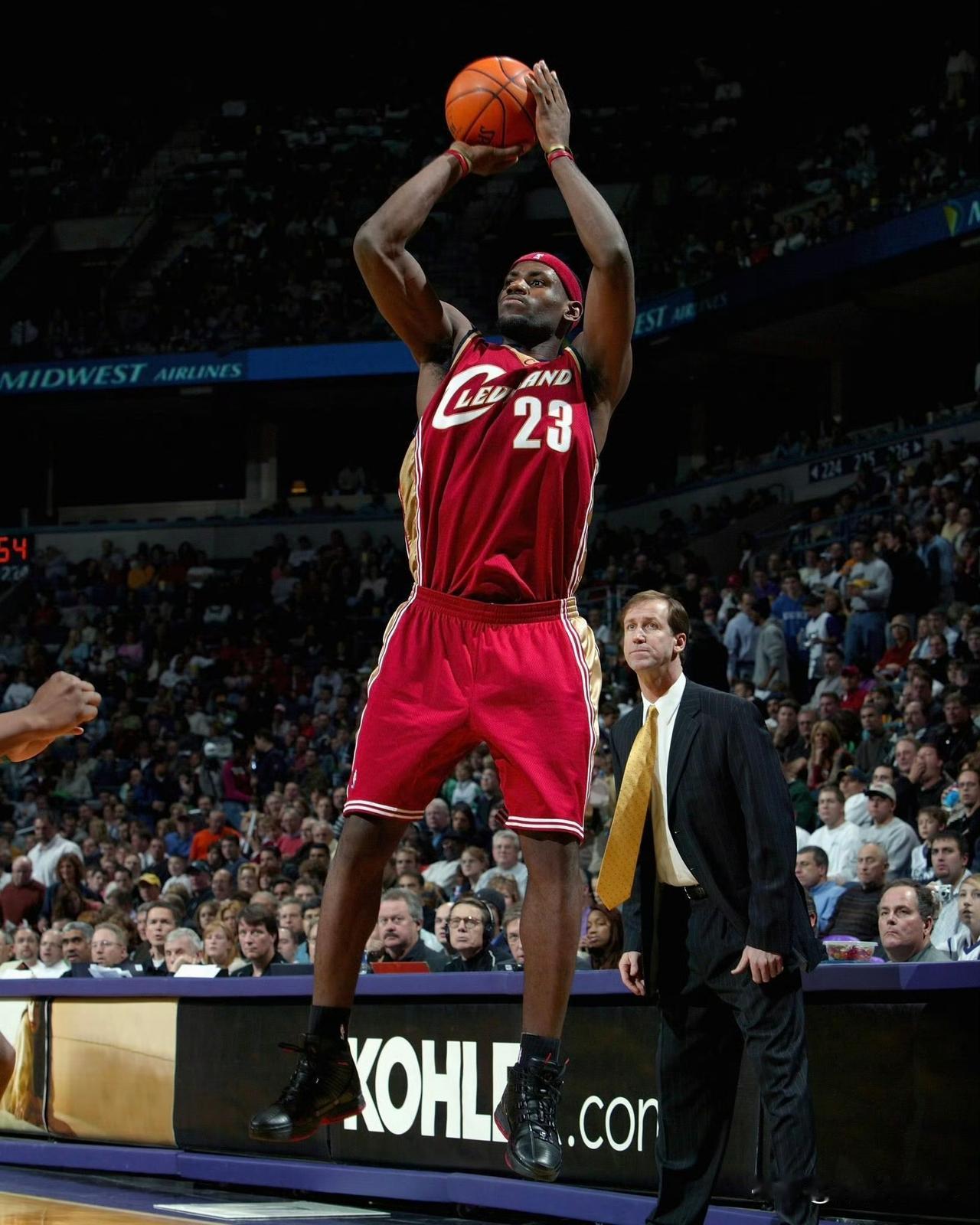 二十年如一日！詹姆斯跳投瞬间！