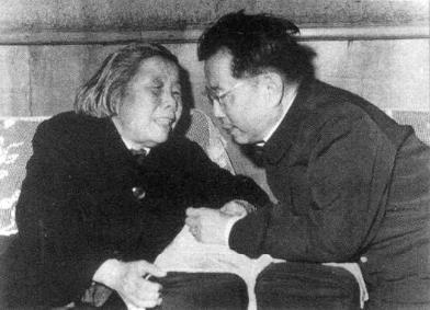 邓颖超同曹禺在一起