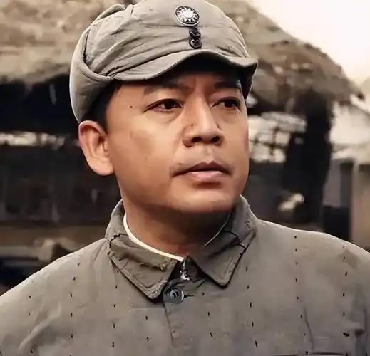 很多人记住何政军，是因为《亮剑》里的赵刚。这个政委温和、克制，说话不急不躁，遇事