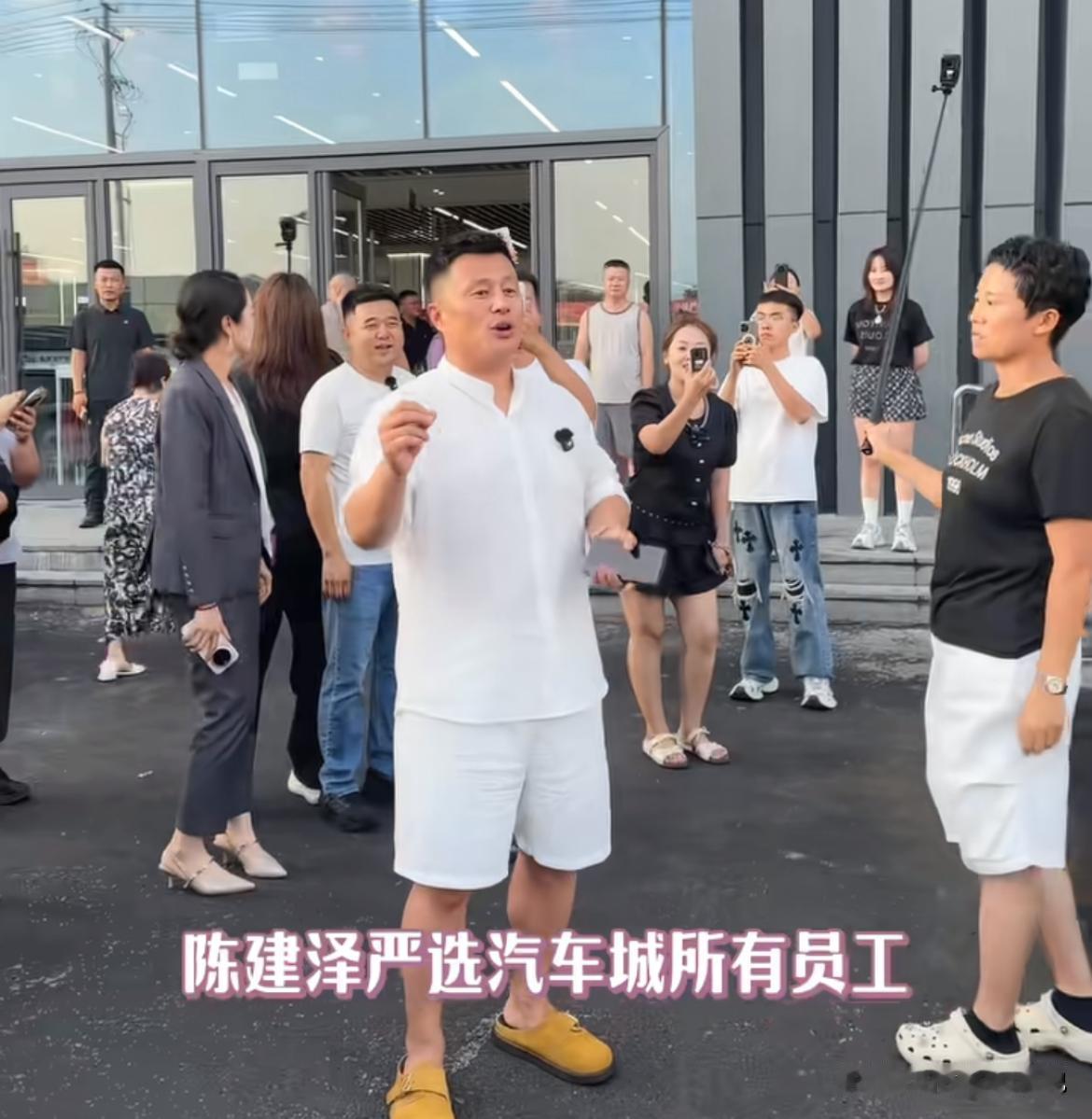 “东北土地王”刘辉太豪横！
送15吨大米给“东北卖车王”陈建泽
陈建泽领着员工录