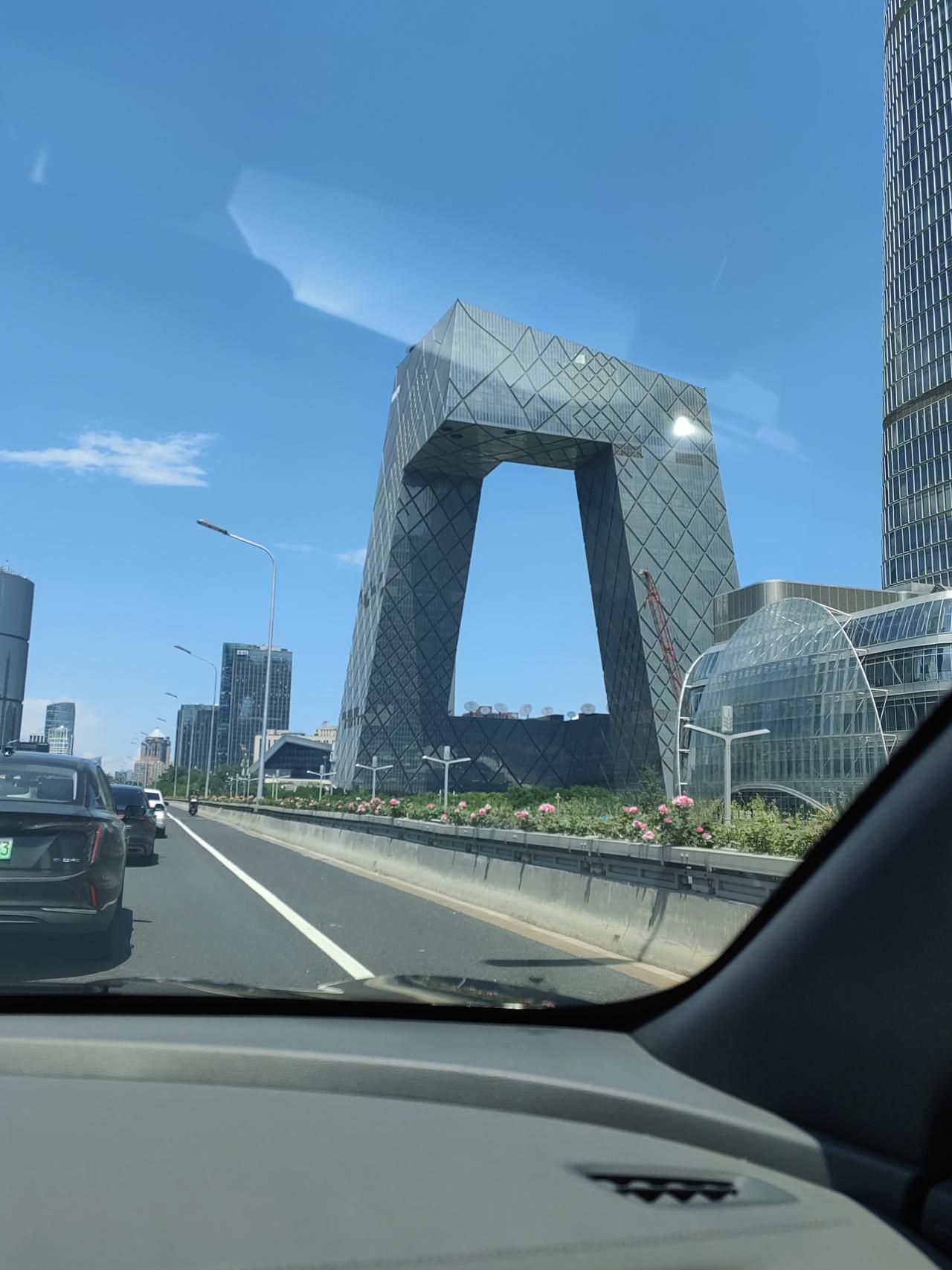 下午忽然了下起了雹子，我让老公去接孩子放学， 他竟然跟我说不去。

下午我跟车出