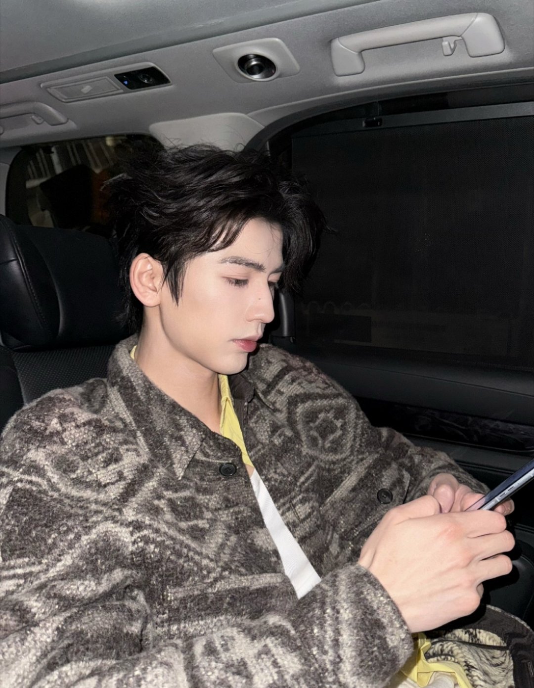 张凌赫直播，生日快乐愿你岁岁常欢 年年胜意！🤲期待明天可以一起跨年啦